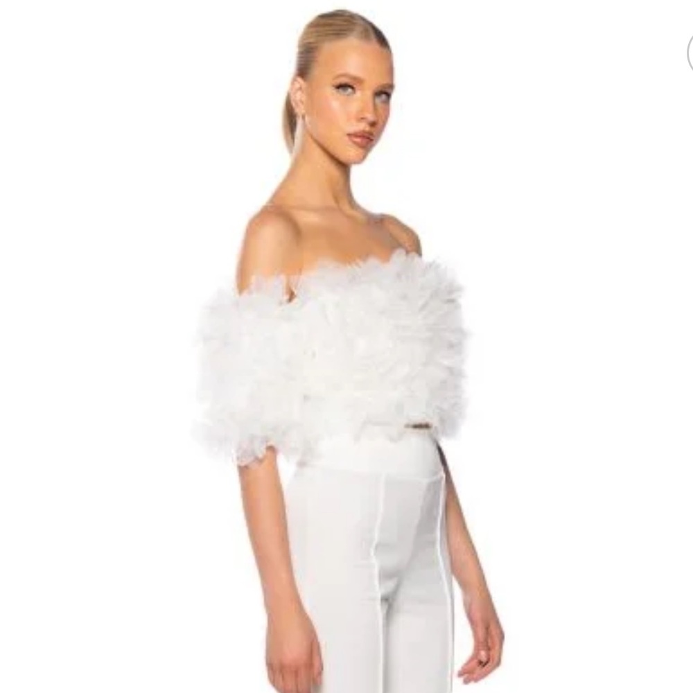 MAKING THE CUT 3D FLORAL OFF SHOULDER CROP TOP IN WHITE